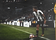 詹姆斯重返赛场，表现优异首场状态出色，老鹰观众沸腾！上演精彩一战