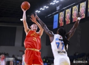  亚运会八强战对决在即！广厦男篮演练定位球，广州队密集防守应对