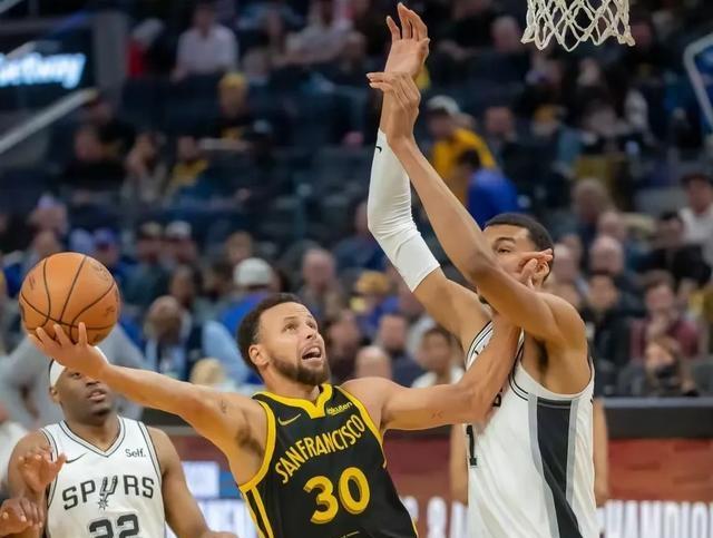 关于勇士三巨头联手,爆发新星得分突破,刷新队史纪录冲击季后赛!的信息 关于勇士三巨头联手,爆发新星得分突破,刷新队史纪录冲击季后赛!的信息